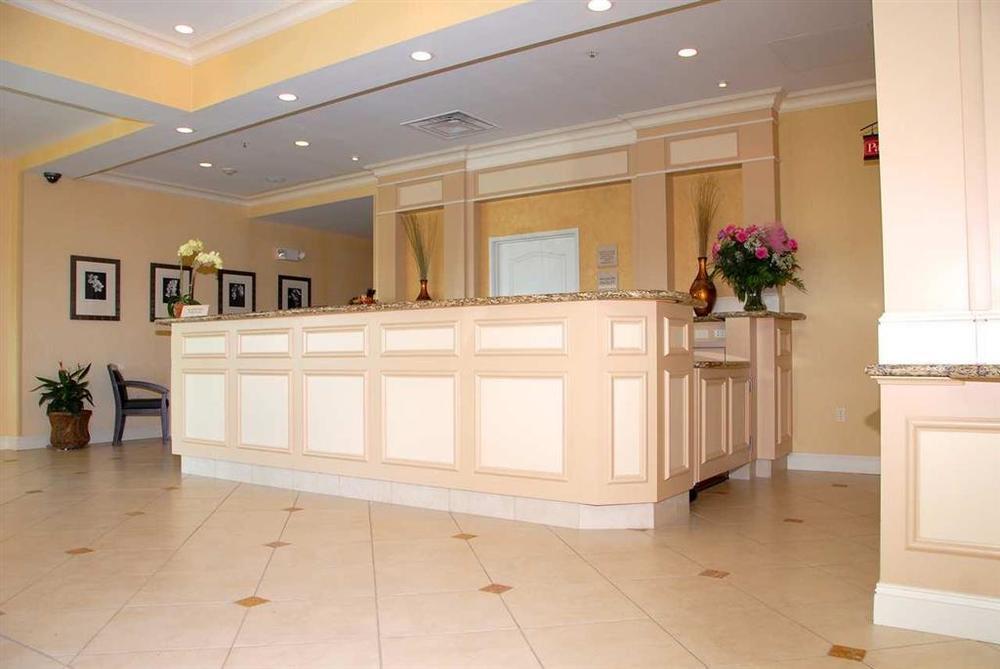 Hilton Garden Inn Риверхед Интерьер фото