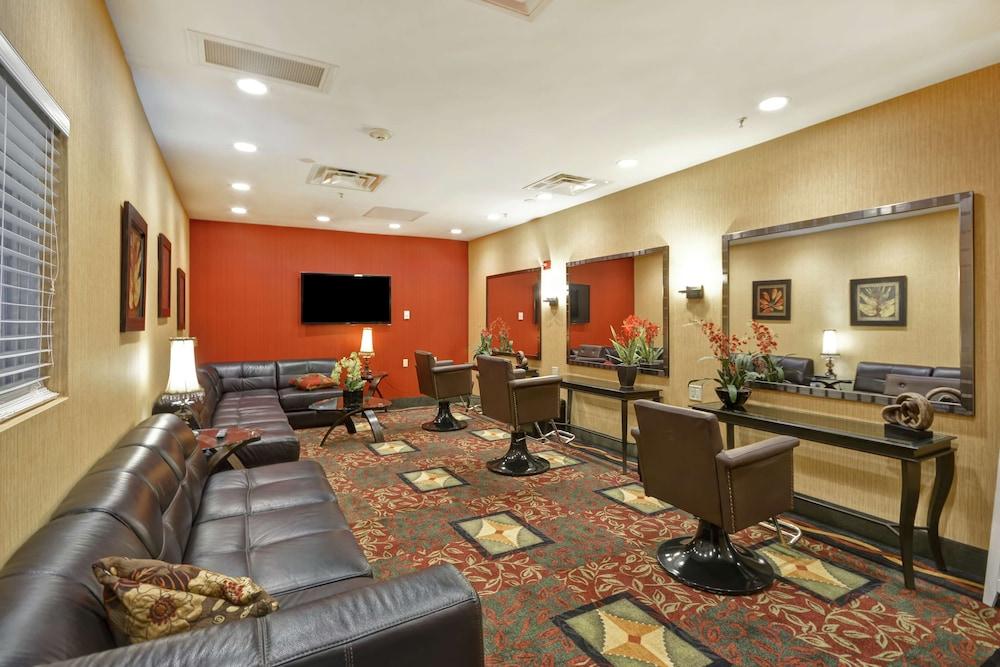 Hilton Garden Inn Риверхед Экстерьер фото