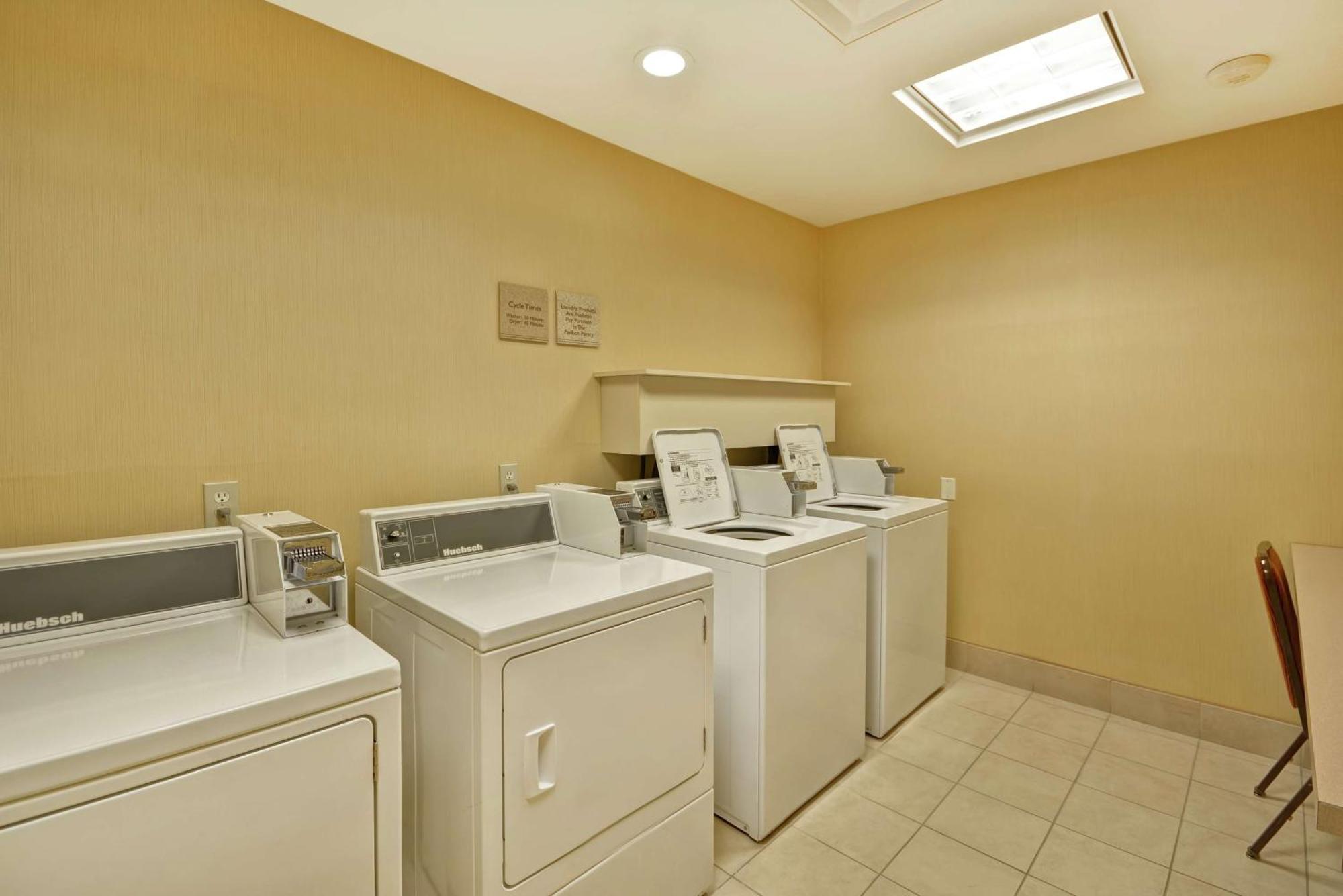 Hilton Garden Inn Риверхед Экстерьер фото