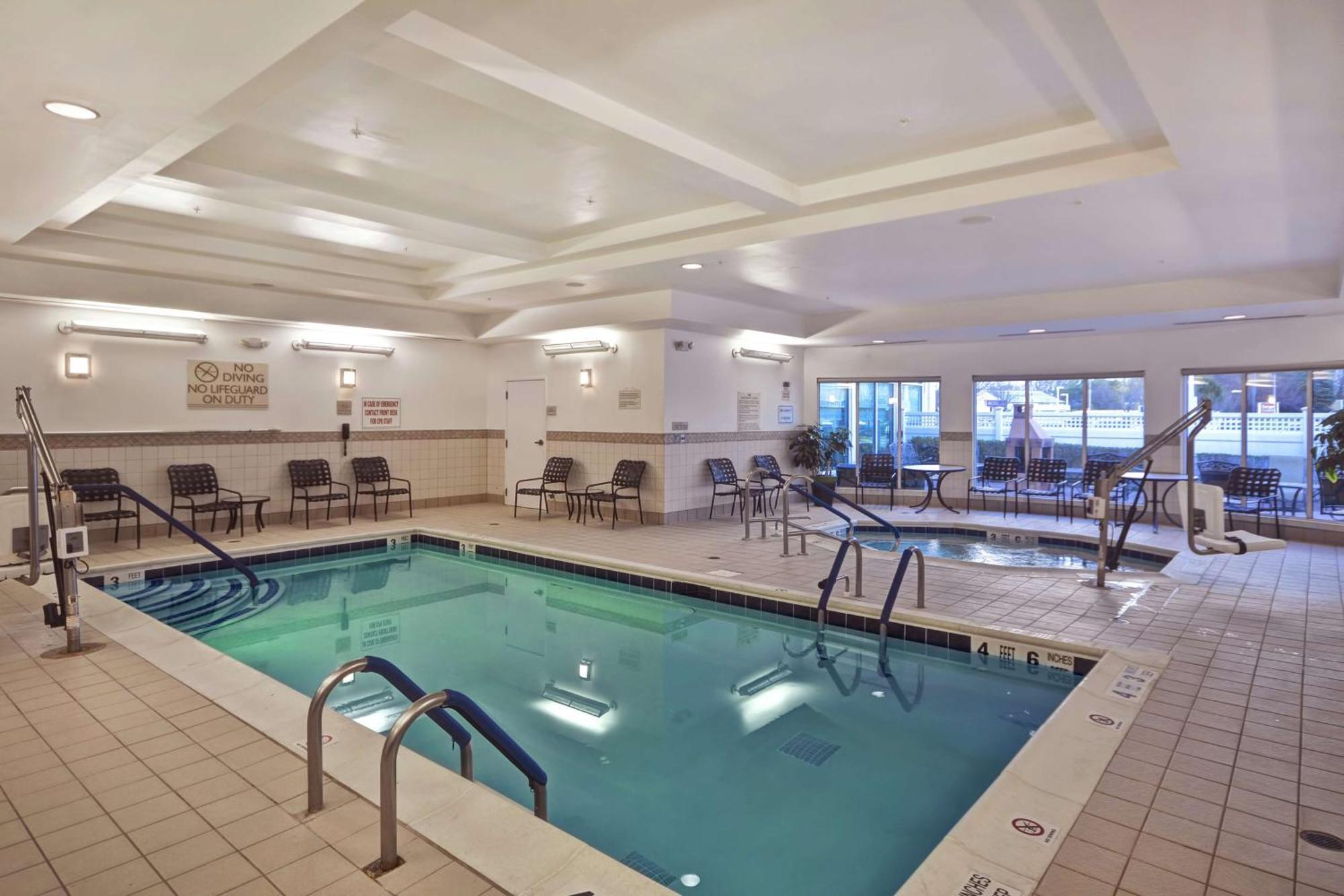 Hilton Garden Inn Риверхед Экстерьер фото