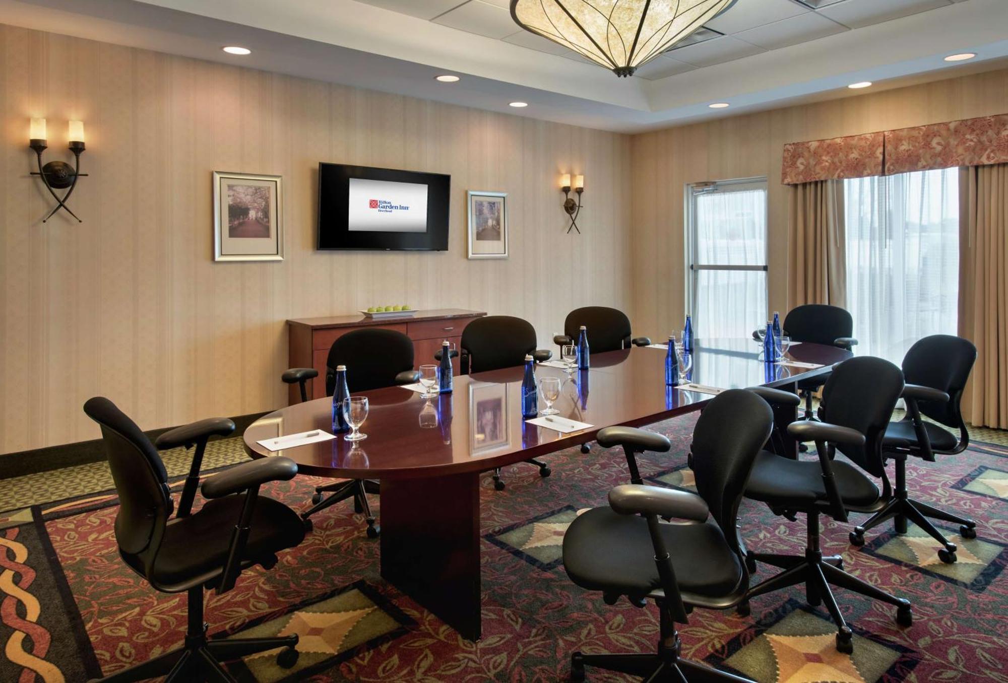 Hilton Garden Inn Риверхед Экстерьер фото