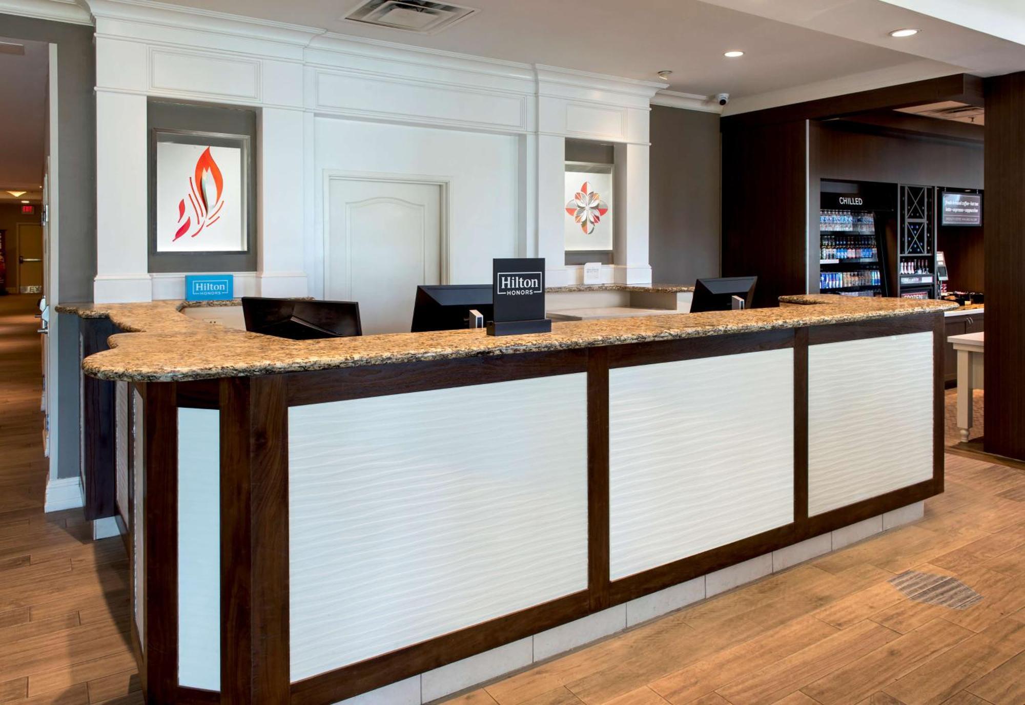 Hilton Garden Inn Риверхед Экстерьер фото