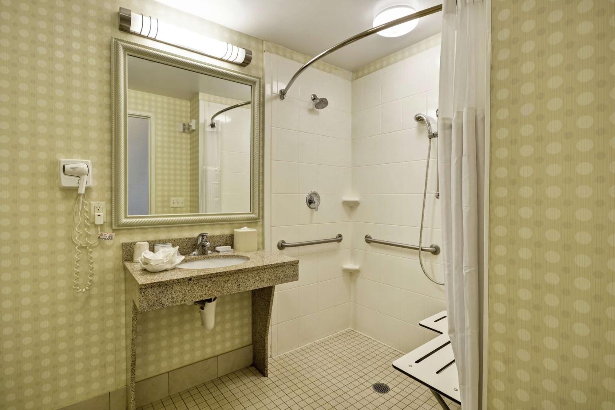 Hilton Garden Inn Риверхед Экстерьер фото
