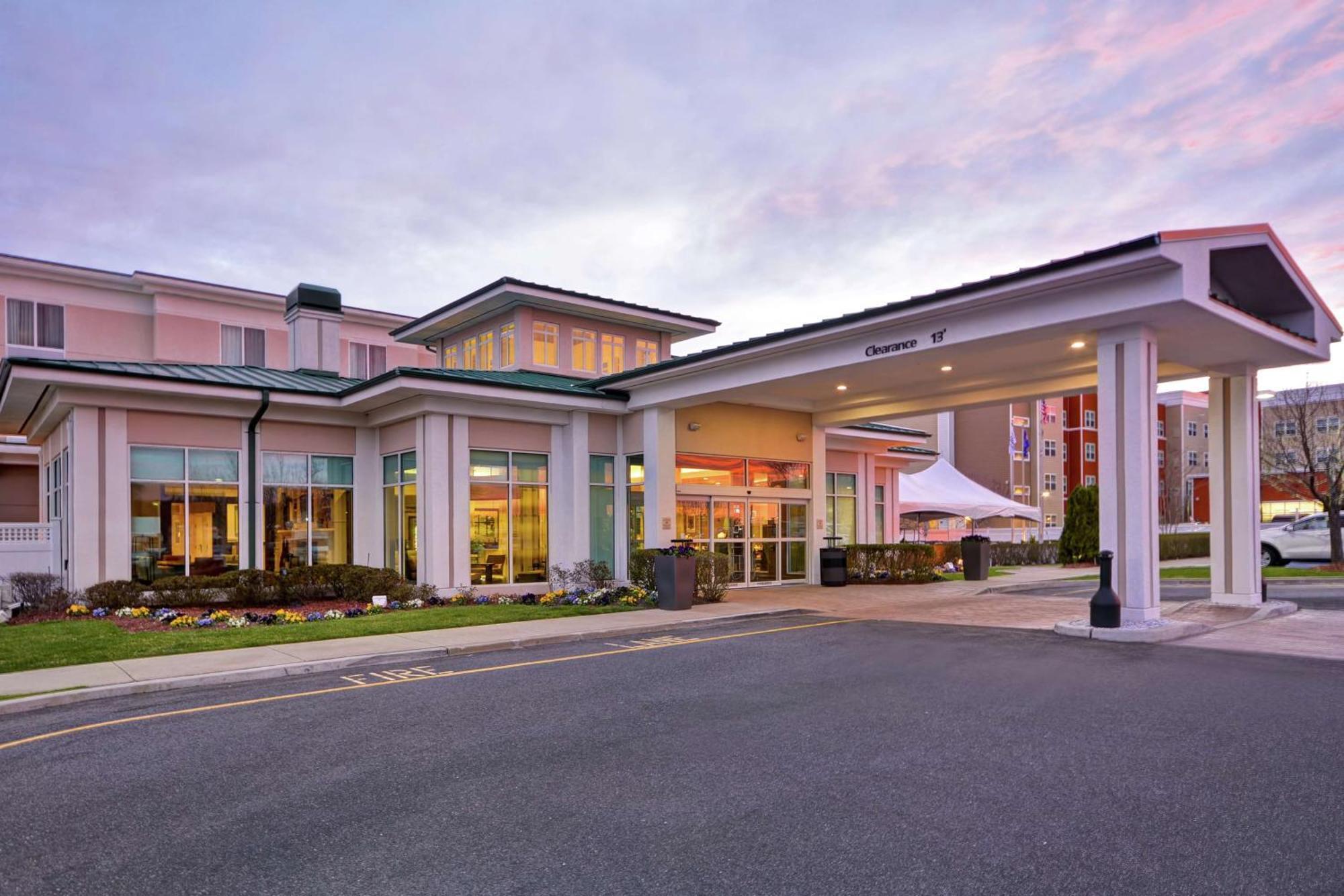 Hilton Garden Inn Риверхед Экстерьер фото