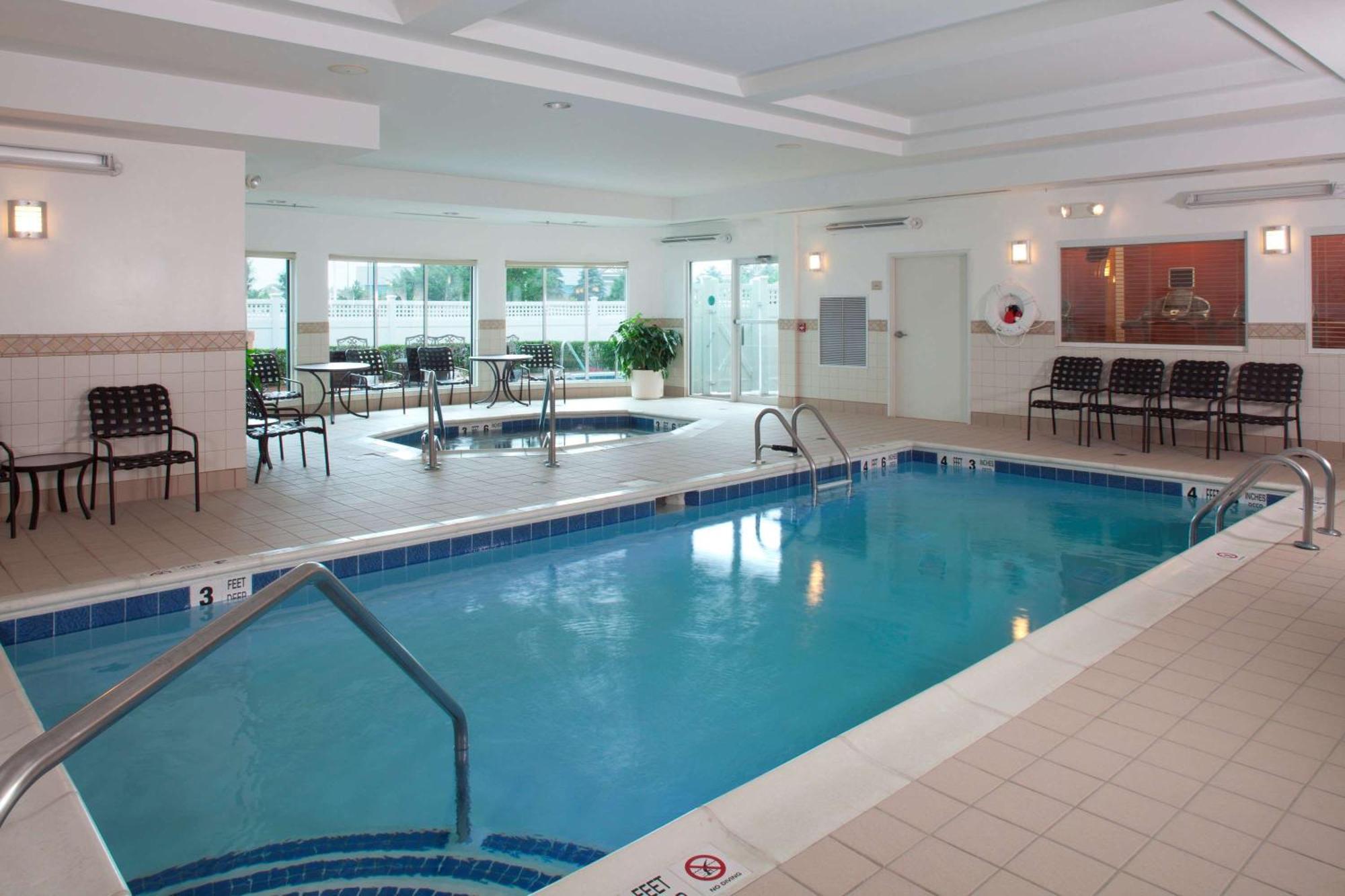 Hilton Garden Inn Риверхед Экстерьер фото