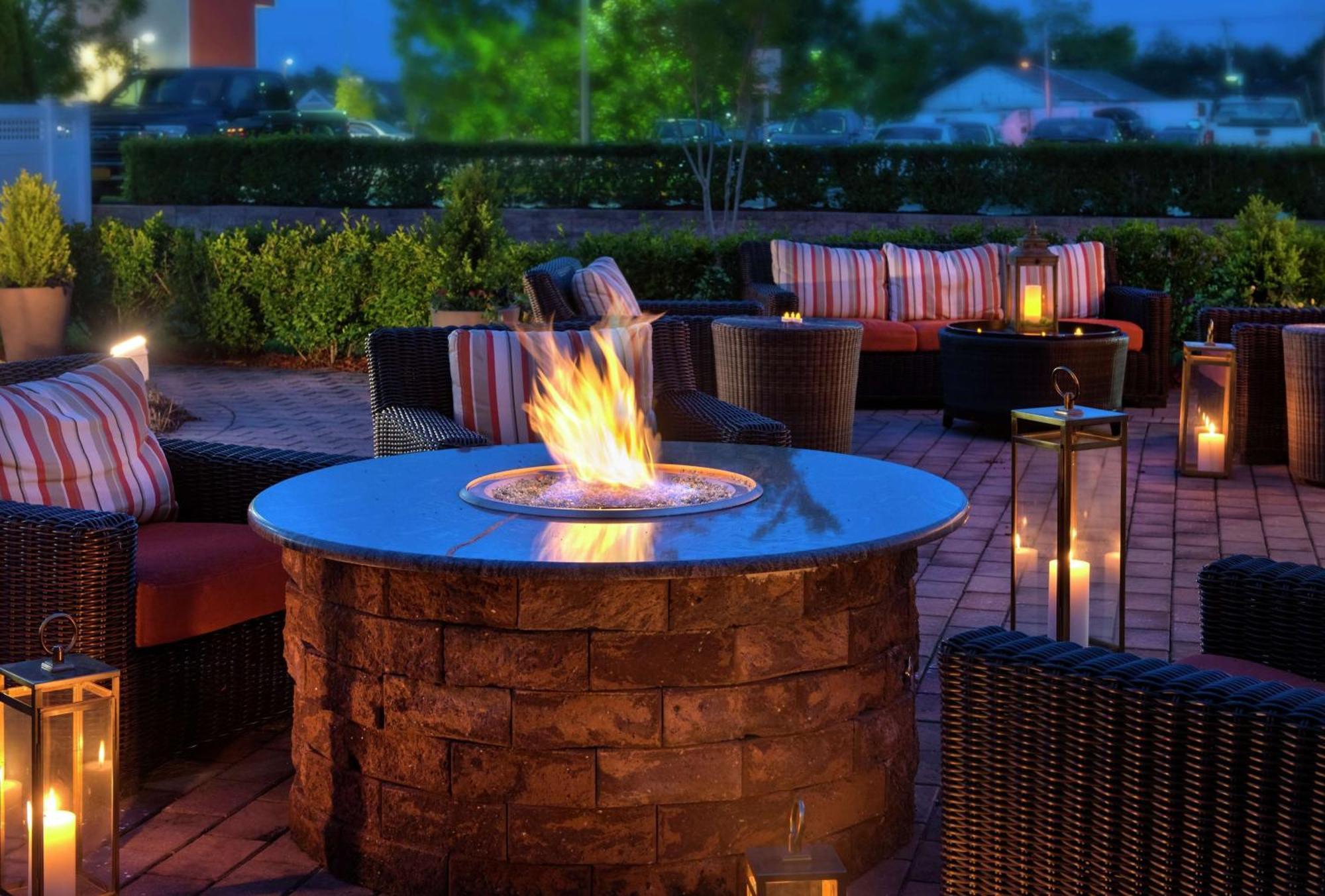 Hilton Garden Inn Риверхед Экстерьер фото