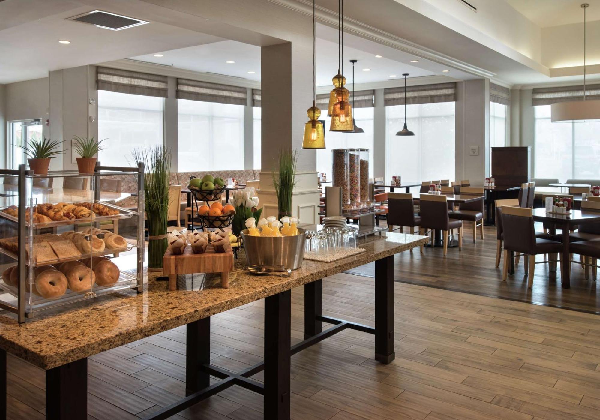 Hilton Garden Inn Риверхед Экстерьер фото