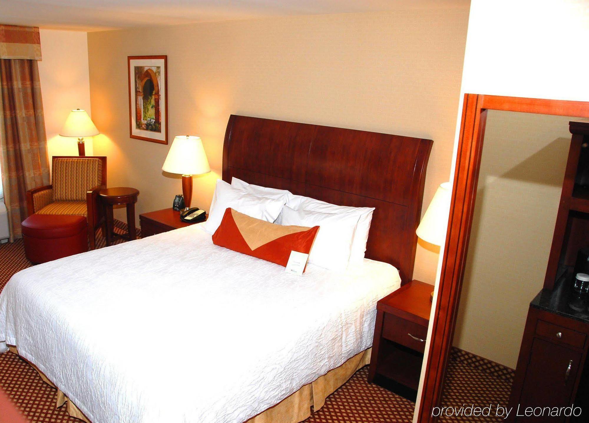 Hilton Garden Inn Риверхед Экстерьер фото