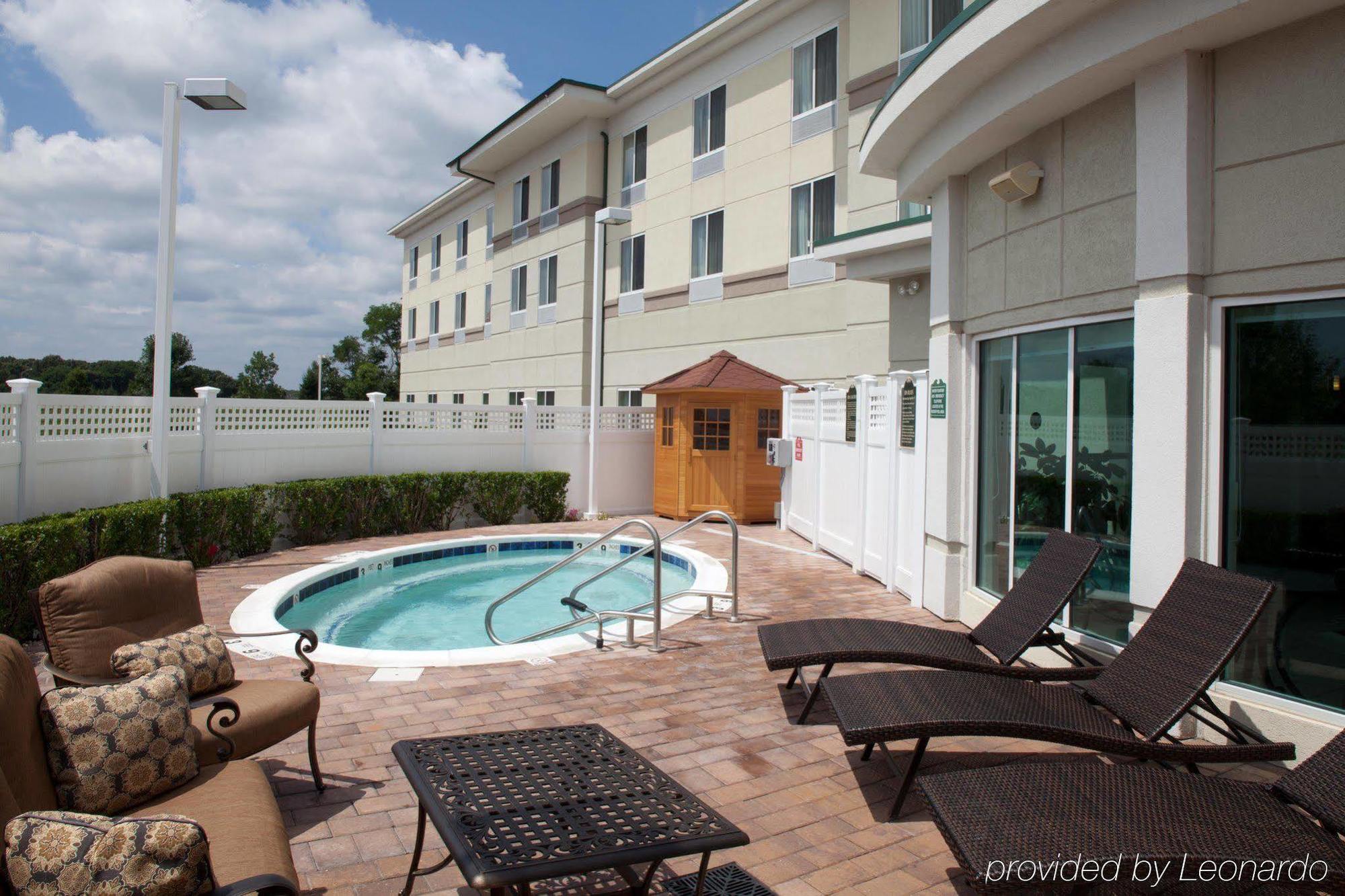 Hilton Garden Inn Риверхед Экстерьер фото
