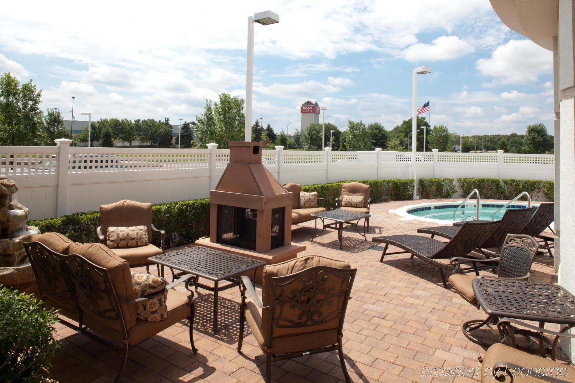 Hilton Garden Inn Риверхед Экстерьер фото