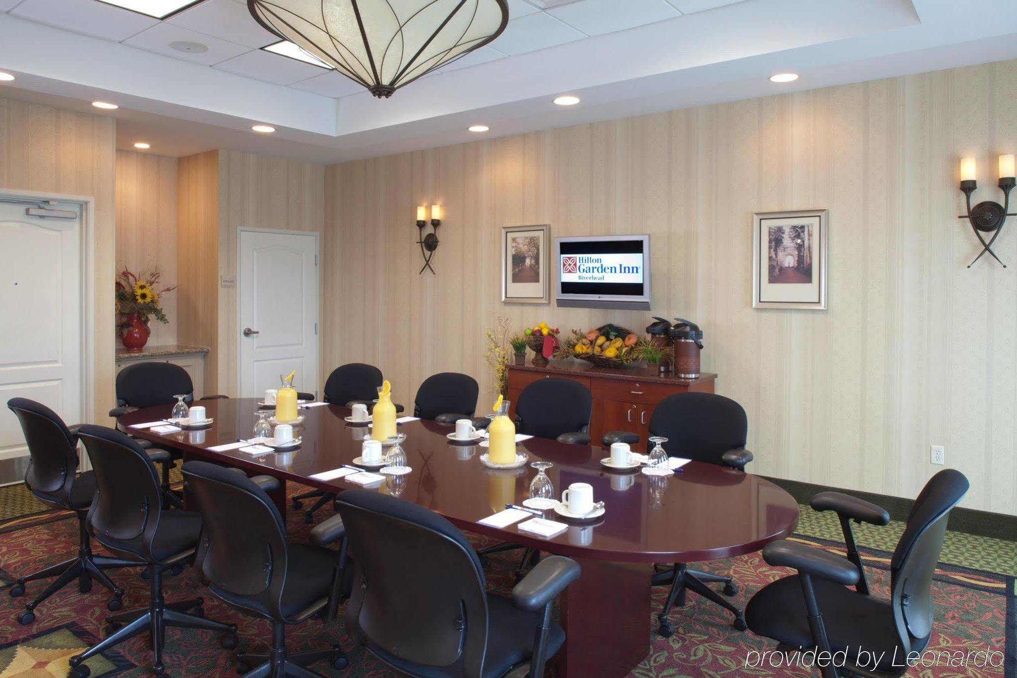 Hilton Garden Inn Риверхед Экстерьер фото