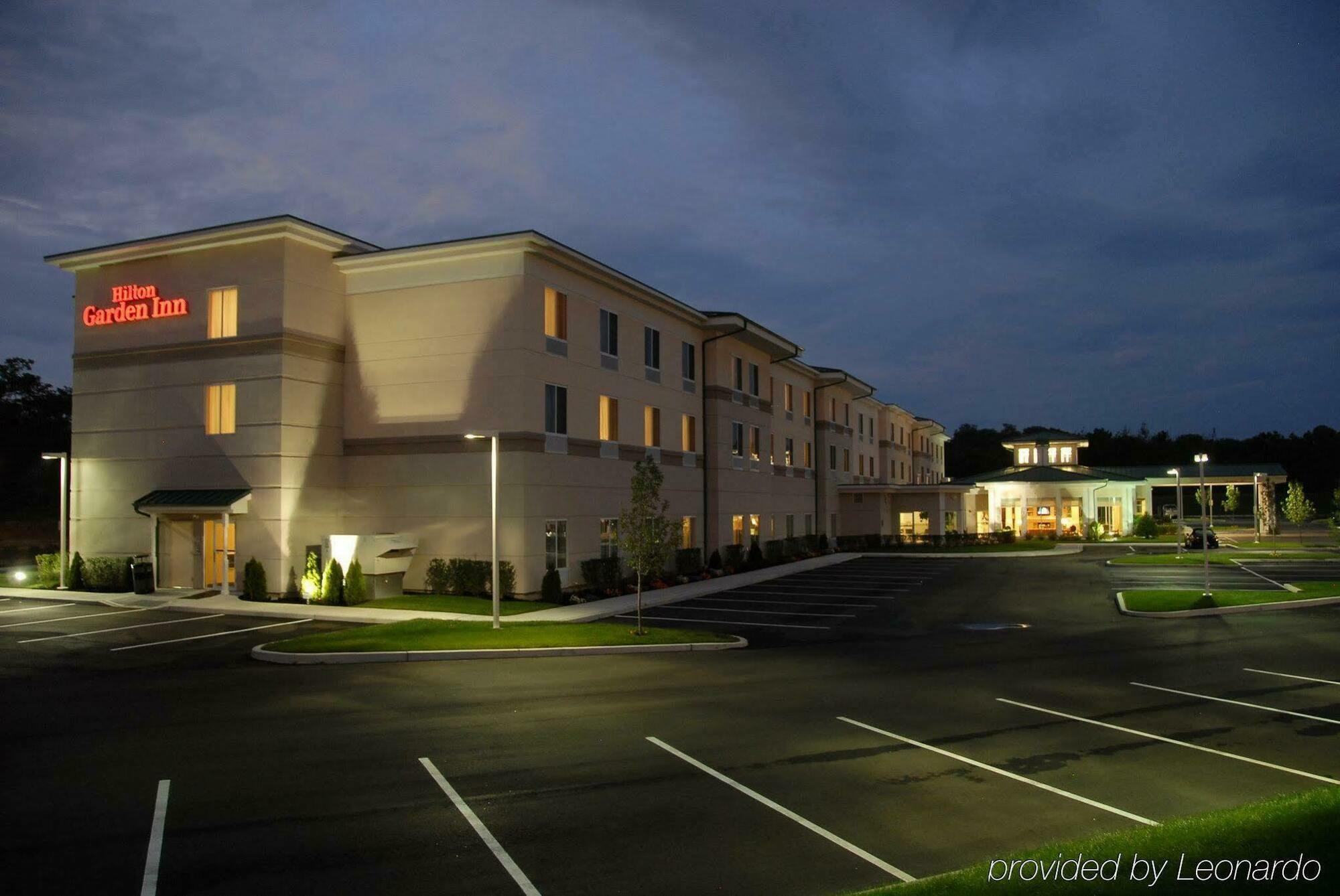 Hilton Garden Inn Риверхед Экстерьер фото