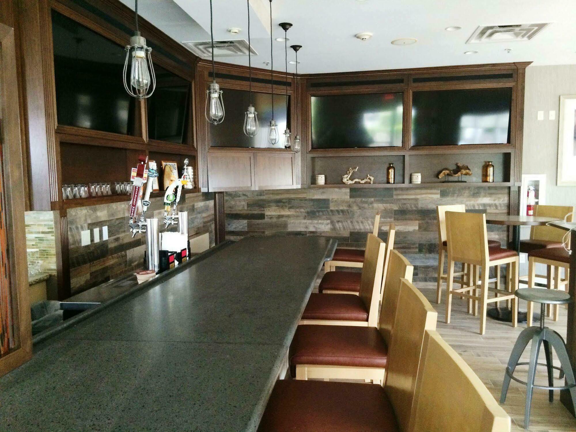 Hilton Garden Inn Риверхед Экстерьер фото